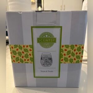 Scentsy Tricks & Treats Warmer with Green and Orange Accents